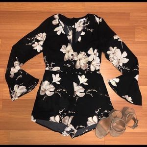 New worn : Bell sleeve floral Romper